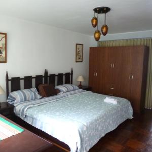 a bedroom with a large bed in a room at Alquilo Dpto Equipado San Isidro in Lima