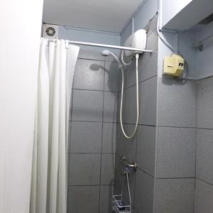 a shower in a bathroom with a shower curtain at Alquilo Dpto Equipado San Isidro in Lima