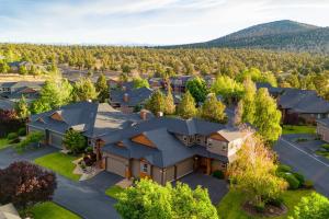 レドモンドにあるForest Ridge Loop by AvantStay Hot Tub Private Community Amenitiesの分割家屋上空