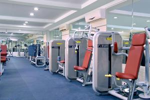un gimnasio con filas de sillas y máquinas en All Seasons Hotel Al Ain - Previously City Seasons en Al Ain
