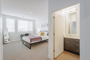 Postel nebo postele na pokoji v ubytování Cozysuites l Luxe 2BR in Downtown Cincinnati #3 + 21 fotografií
