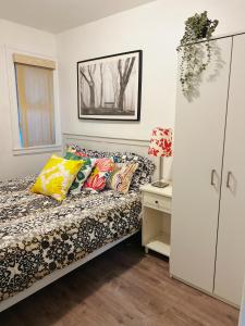 Postel nebo postele na pokoji v ubytování Two Bedrooms- A Warm House