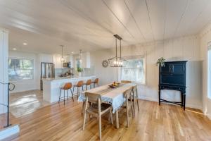 Η κουζίνα ή μικρή κουζίνα στο West Shore Lake House by AvantStay Ski Cabin w Backyard Sledding Hill