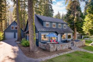 Κήπος έξω από το West Shore Lake House by AvantStay Ski Cabin w Backyard Sledding Hill