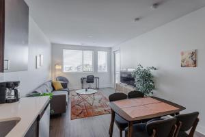 TWO Luxe CozySuites in Downtown Cincinnati في سينسيناتي: غرفة معيشة بها أريكة وطاولة