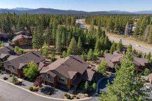 an aerial view of a home in a subdivision at Luxe All-Season Retreat by AvantStay Prime Location Near Skiing in Truckee
