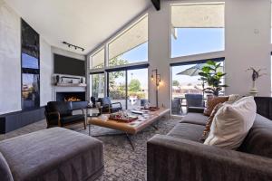 Χώρος καθιστικού στο Golf Course-Front Views PoolHot Tub Patio Modern Edgy House by AvantStay