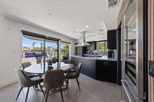 Η κουζίνα ή μικρή κουζίνα στο Golf Course-Front Views PoolHot Tub Patio Modern Edgy House by AvantStay