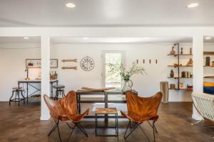 una sala da pranzo con tavolo e sedie di Wine Country Estate by AvantStay Pool Spa Barn a Sonoma