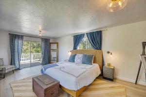 una camera da letto con un grande letto con tende blu di Wine Country Estate by AvantStay Pool Spa Barn a Sonoma Altre 116 foto