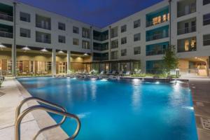 Πισίνα στο ή κοντά στο Modern 1BR Retreat Pool Free Wi-Fi Free Parking