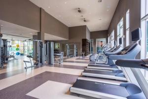 Γυμναστήριο ή/και όργανα γυμναστικής στο Modern 1BR Retreat Pool Free Wi-Fi Free Parking