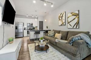 Η κουζίνα ή μικρή κουζίνα στο Modern 1BR Retreat Pool Free Wi-Fi Free Parking