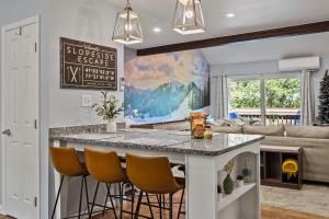Φωτογραφία από το άλμπουμ του Slopeside Escape by AvantStay Walk to Ski Lifts Arcade Games Shuffleboard σε Tannersville