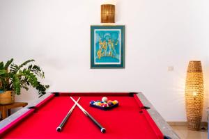 Piljardilaud majutusasutuses Magnificent 5 Br Villa with pool: amazing views