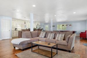 テメキュラにあるWine Country Retreat Gorgeous Views Minutes to Wineriesのソファとテーブルのあるリビングルーム