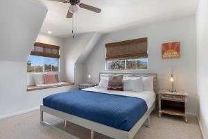 テメキュラにあるWine Country Retreat Gorgeous Views Minutes to Wineriesのベッドと2つの窓がある寝室