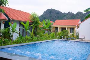 una piscina frente a una casa en Hang Mua Green Retreat, en Xuân Sơn