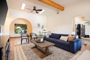 Khu vực ghế ngồi tại Sleeps 20 Architectural Mansion w Pool Indoor Tennis Court Game Room Starlight Estate by AvantStay