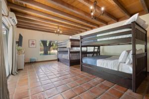 Giường trong phòng chung tại Sleeps 20 Architectural Mansion w Pool Indoor Tennis Court Game Room Starlight Estate by AvantStay +110 ảnh