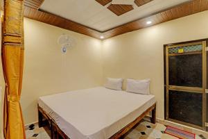 een bed in een kamer met een raam bij Hotel O Home Shyama Lodge in Ayodhya