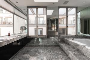 Un baño con dos lavabos y una bañera. en Balboa I by AvantStay - Stylish Condo Balboa Park Adjacent w Views, en San Diego 56 fotos más