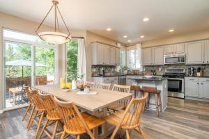 Η κουζίνα ή μικρή κουζίνα στο Ponderosa Pines by AvantStay Gorgeous Deck 10 mins from Central Bend Family Friendly