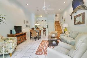 Posezení v ubytování Key West Found by AvantStay Close to Shops w Patio Shared Pool Week Long Stays Only + 20 fotografií