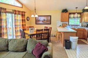 Gallery image of The Bear Foot Lodge by AvantStay Game Room Deck BeachLake Access in Albrightsville
