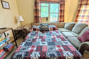 Un pat sau paturi într-o cameră la The Bear Foot Lodge by AvantStay Game Room Deck BeachLake Access