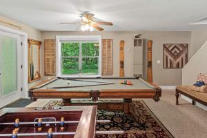 Τραπέζι μπιλιάρδου στο Alpine Serenity by AvantStay Beach Lake Access Theater Deck Playroom