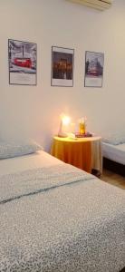 a bedroom with two beds and a table with a lamp at Crystal Heights Cozy House in Tupai