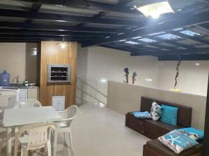 a living room with a table and a couch at Apartamento Guarda do Embaú in Palhoça