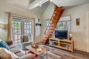 Una sala de estar con un sofá y un televisor. en Ibis by AvantStay Close to Duval Street w Shared Pool Month Long Stays Only, en Key West