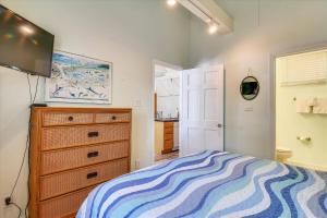 Un dormitorio con una cama y una cómoda con televisión. en Ibis by AvantStay Close to Duval Street w Shared Pool Month Long Stays Only, en Key West 32 fotos más