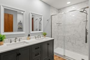 a bathroom with two sinks and a shower at Boulder Pointe by AvantStay Deck Forest Views Boulder Lake Club Passes in Lake Harmony +87 photos