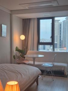 Ένα ή περισσότερα κρεβάτια σε δωμάτιο στο Rest, Sofa Bed City View Bidet Water Purifier in the heart of Seoul +225 φωτογραφίες