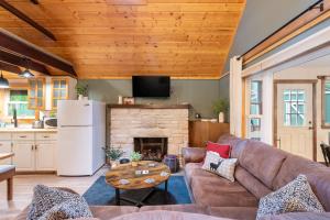 Dapur atau dapur kecil di Arrowhead Lake Retreat by AvantStay Shared Pool Game Room Firepit