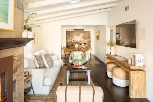 Χώρος καθιστικού στο Sand Castle by AvantStay Beach House on Balboa Peninsula w Patio Hot Tub