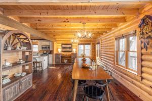Η κουζίνα ή μικρή κουζίνα στο Leyland by AvantStay Cabin Mansion w Views