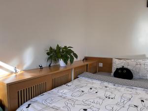 Half a Sky Garden客房内的一张或多张床位