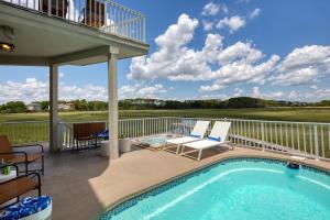 Bazén v ubytování Beachwalk by AvantStay Hilton Head Oasis Steps from Singleton Beach nebo v jeho okolí