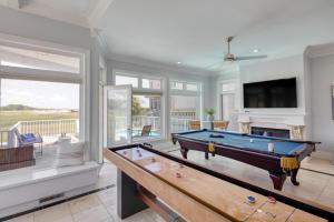 Biliár nebo kulečník v ubytování Beachwalk by AvantStay Hilton Head Oasis Steps from Singleton Beach