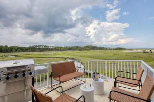 Balkón nebo terasa v ubytování Beachwalk by AvantStay Hilton Head Oasis Steps from Singleton Beach