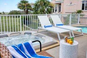 Bazén v ubytování Beachwalk by AvantStay Hilton Head Oasis Steps from Singleton Beach nebo v jeho okolí