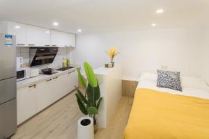 Una cocina o zona de cocina en Tonight Aparthotel West Nanjing Road Shanghai
