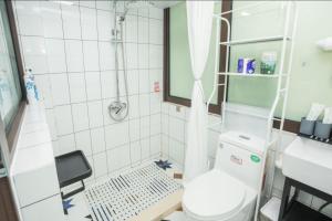 Un baño de Tonight Aparthotel West Nanjing Road Shanghai