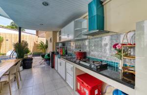 Η κουζίνα ή μικρή κουζίνα στο Cozy Asian house pool villa Pattaya 4 bedroom,Pet friendly