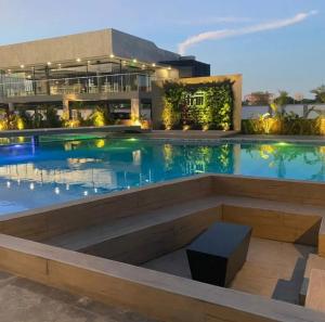 a swimming pool in front of a building at Apartamento Panorámico in Santa Cruz de la Sierra