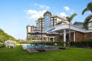 Πισίνα στο ή κοντά στο Days Hotel by Wyndham Xishuangbanna Jinghong